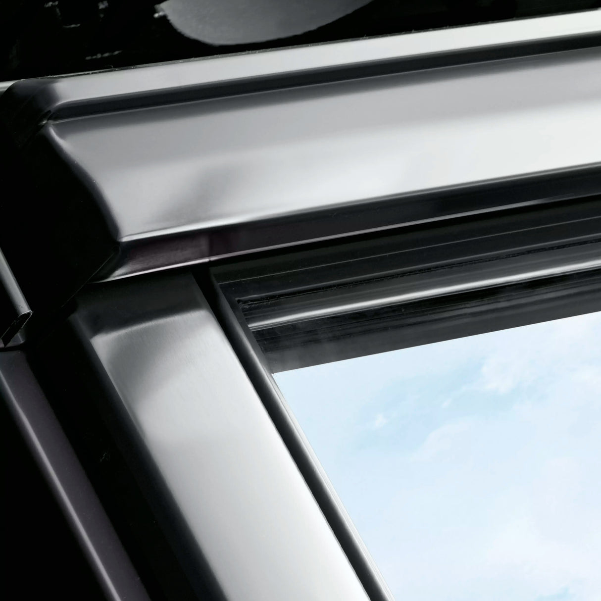 78x160 cm VELUX GGU MK10 0366 Manual Centre-Pivot Roof Window | White Polyurethane Maintenance Free | Triple Glazed.