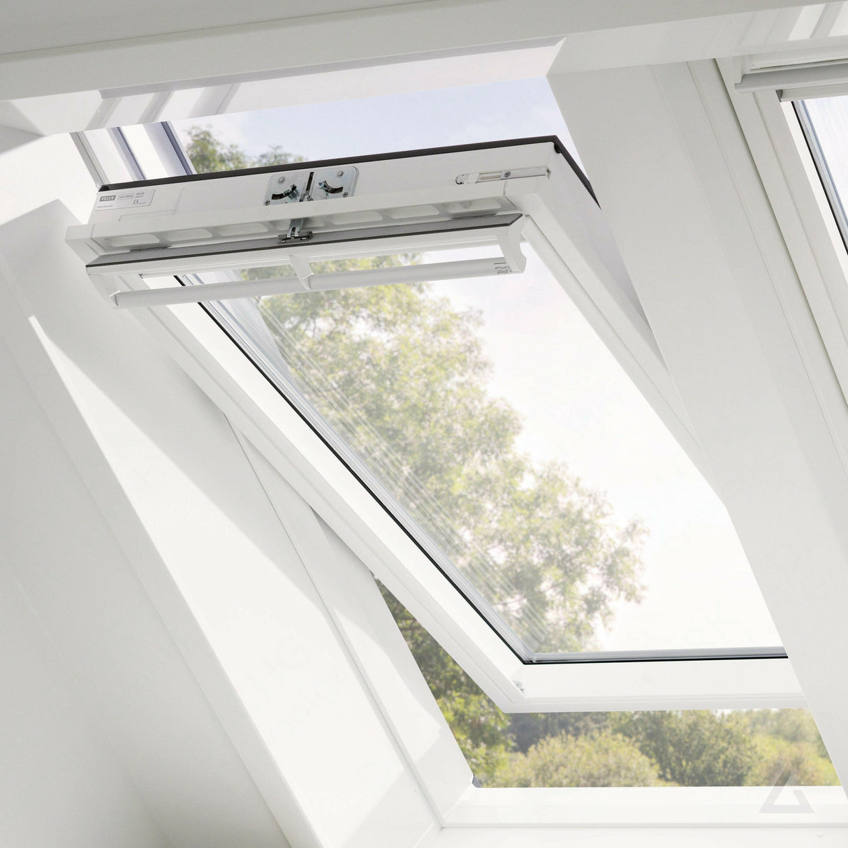 78x118 cm VELUX GGU MK06 0370 Manual Centre-Pivot Roof Window | White Polyurethane Maintenance Free | Double Glazed.